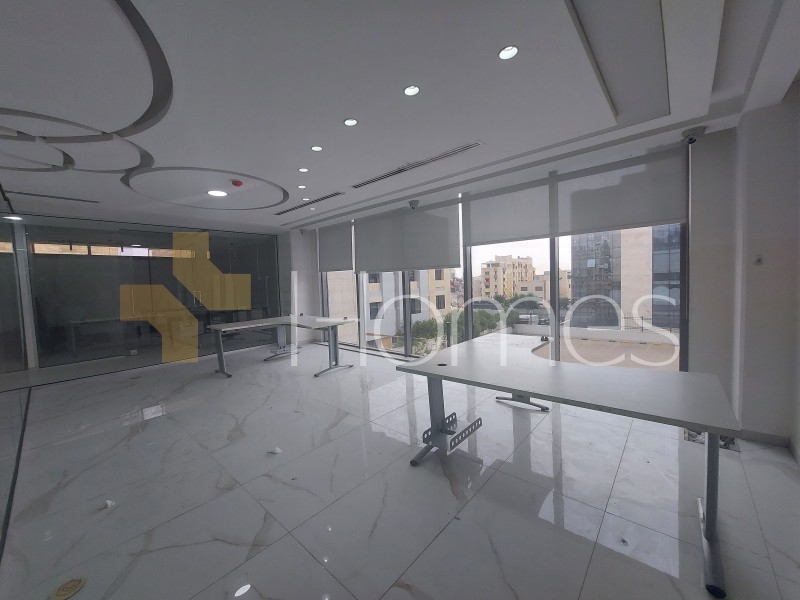 A 1st-floor office for rent in Zahran, with a building area of 387m