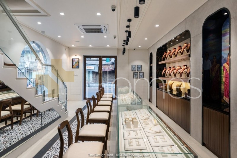 A very elegant showroom on Al Madinah Al Tebeieh Street for rent 
