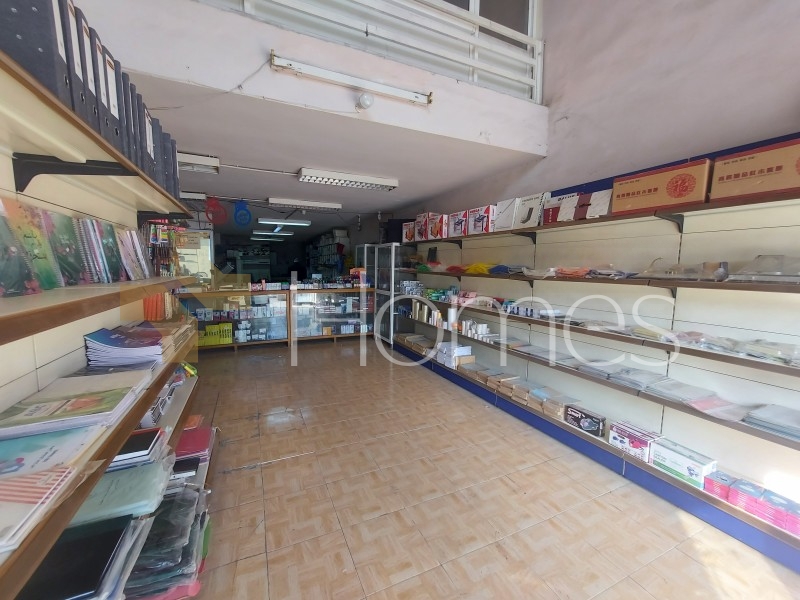 Commercial showroom for rent on University ST total building area 80m 