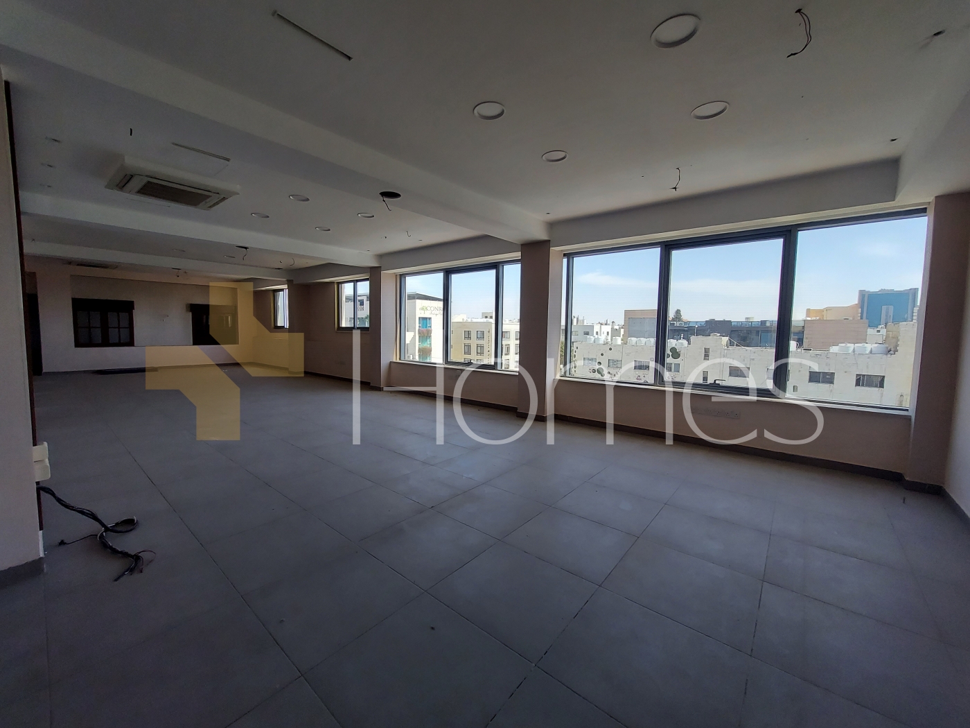 Front third floor office for rent in Um Uthaina, area of 160m