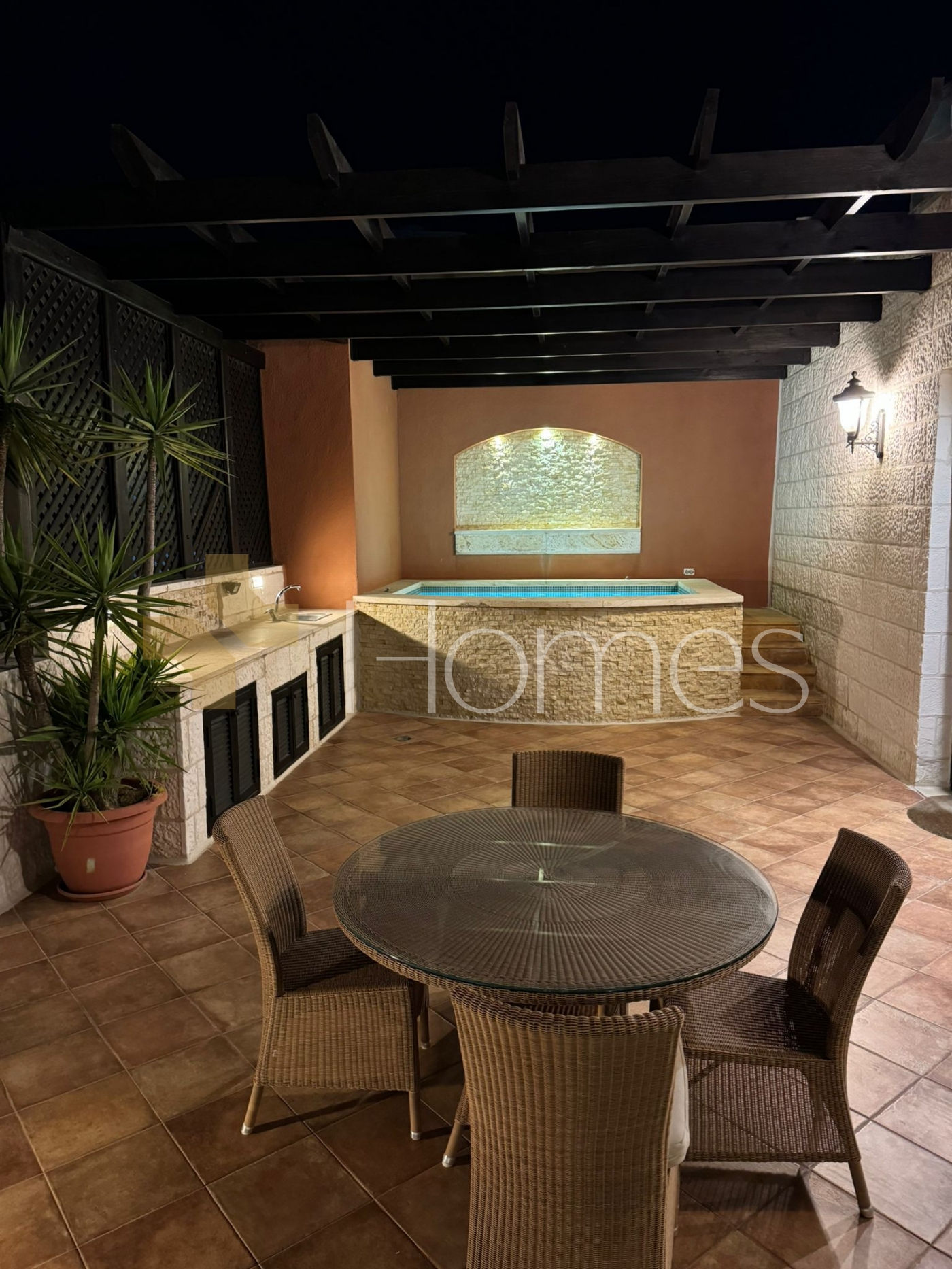 Flat roof with a terrace for rent in Deir Ghbar 165m