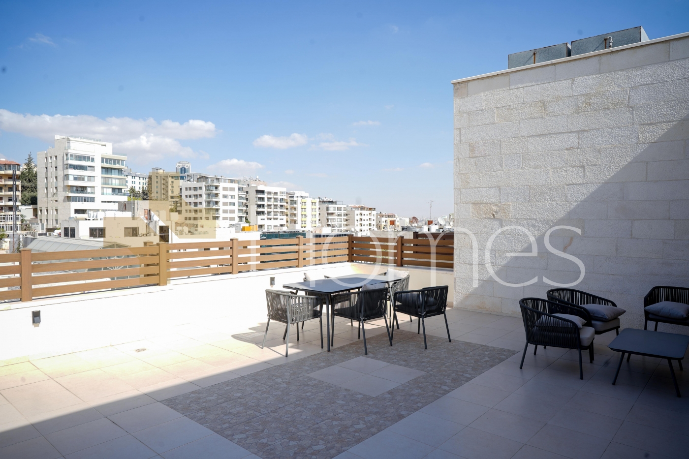 Last floor with roof and terrace for rent in Jabal Amman 285m