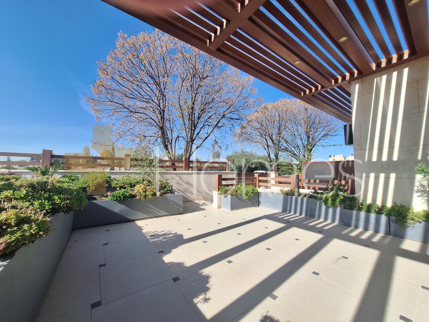 شقة ارضية مع ترس للايجار في خلدا بمساحة بناء 185م