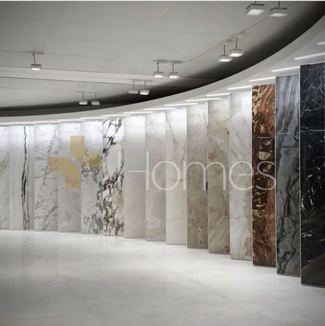 معرض تجاري على شارع رئيسي للايجار في شارع مكة بمساحة المعرض 160م