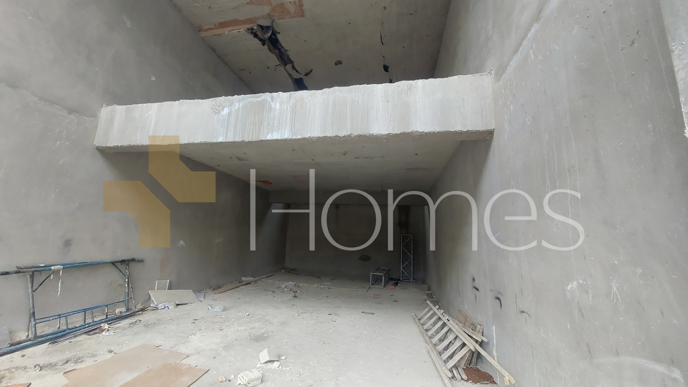 Commercial showroom with a restaurant license for rent