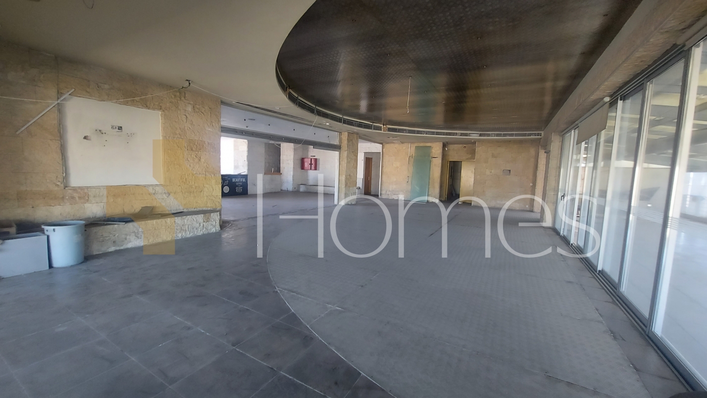 Showroom with a terrace suitable for a restaurant or caffe for rent 