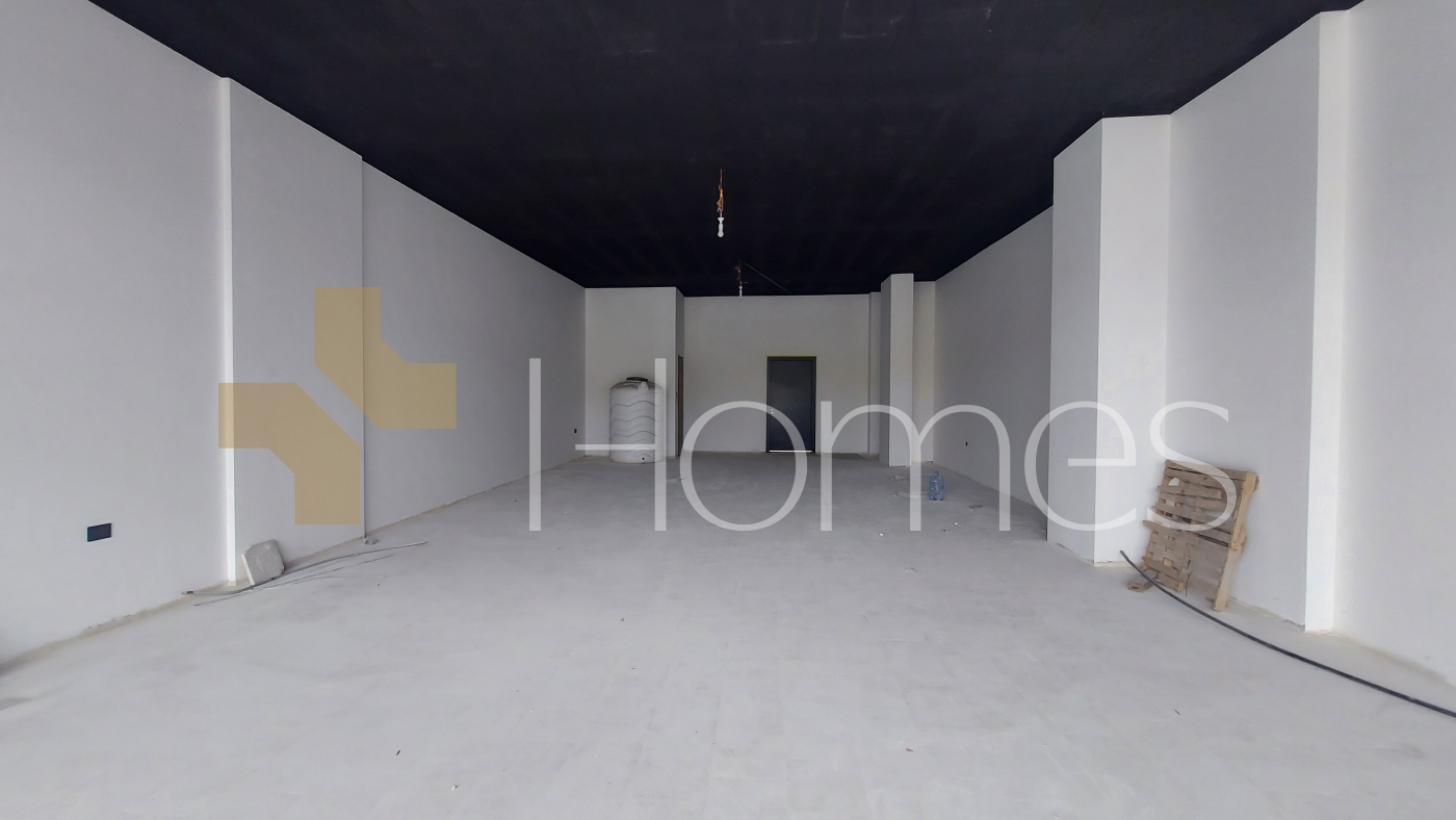 معرض تجاري مع ترس خلفي بمجمع حديث للايجار في كوريدور عبدون ،مساحة 130م