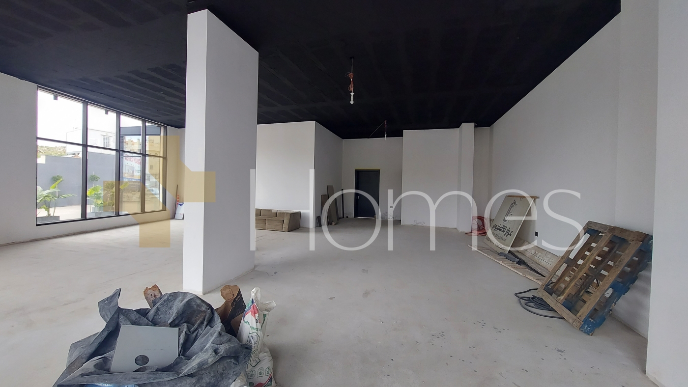 معرض تجاري على شارع رئيسي للايجار في كوريدور عبدون ، مساحة 145م