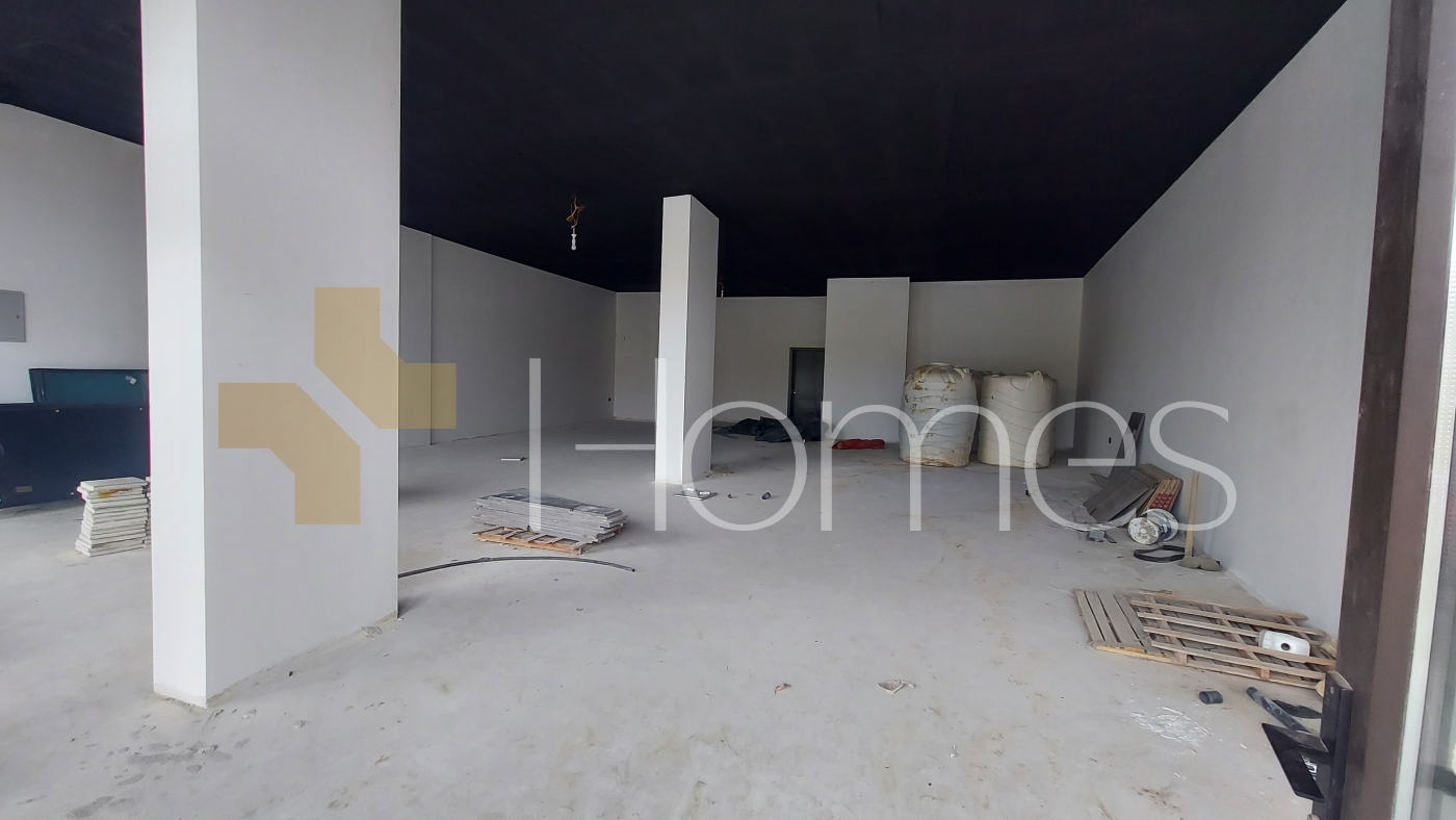 معرض تجاري بموقع استراتيجية  للايجار في كوريدور عبدون ، مساحة 195م