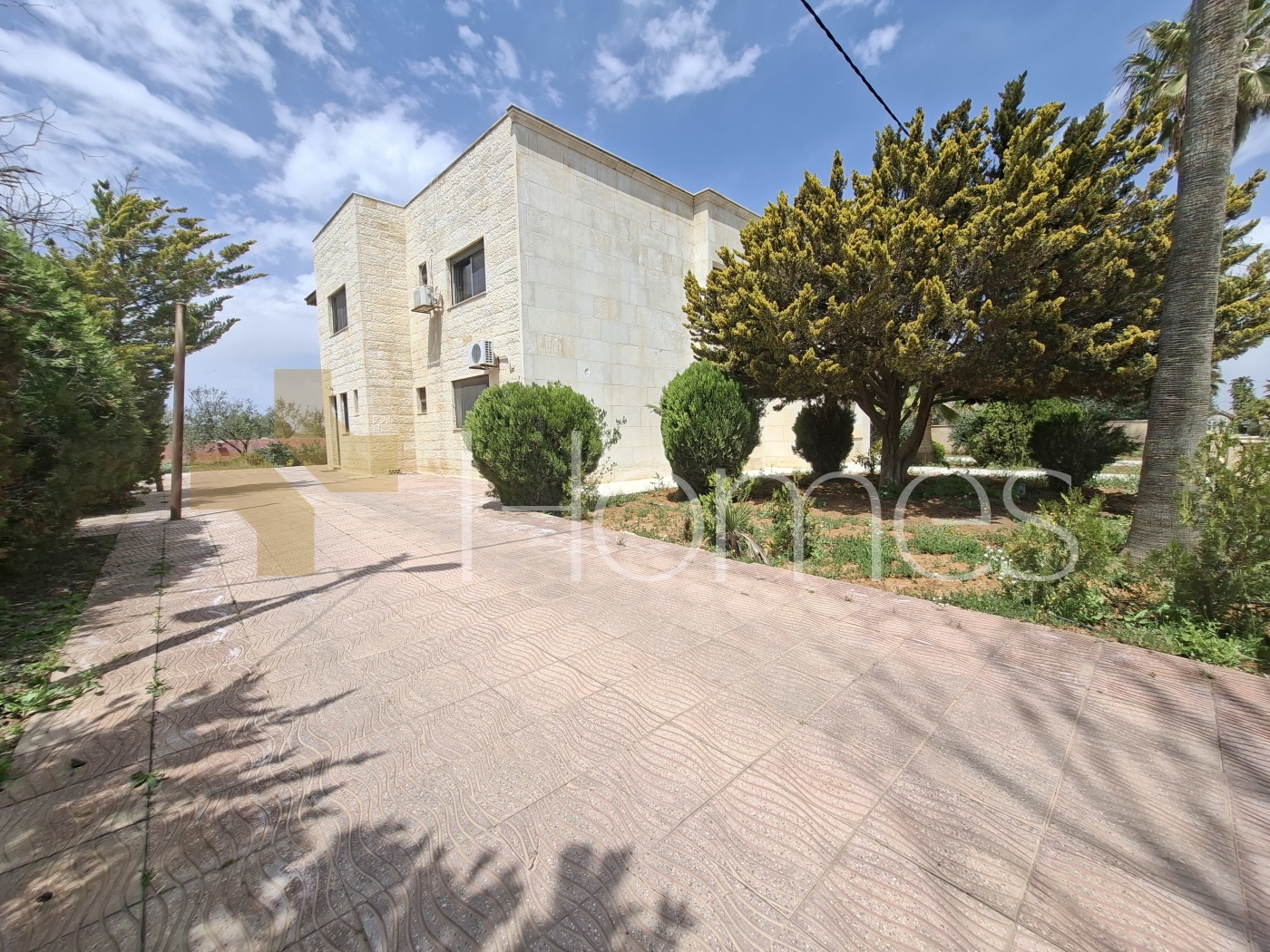 Villa for rent on Airport Road, with a land area of 7000m