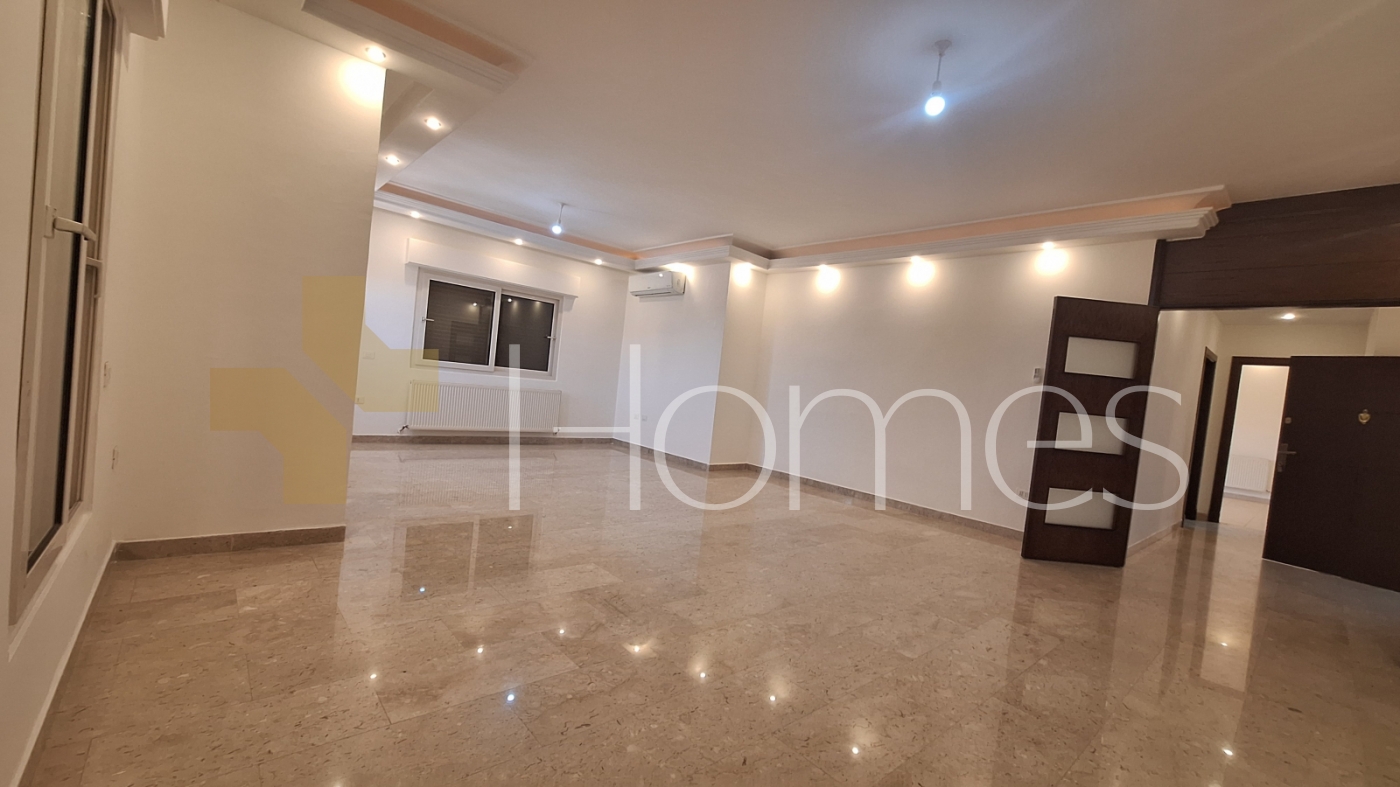 Second floor apartment for rent in Al-Kursi 210m