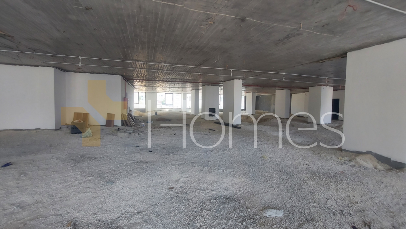 Prime commercial showroom for rent in khalda 1300m