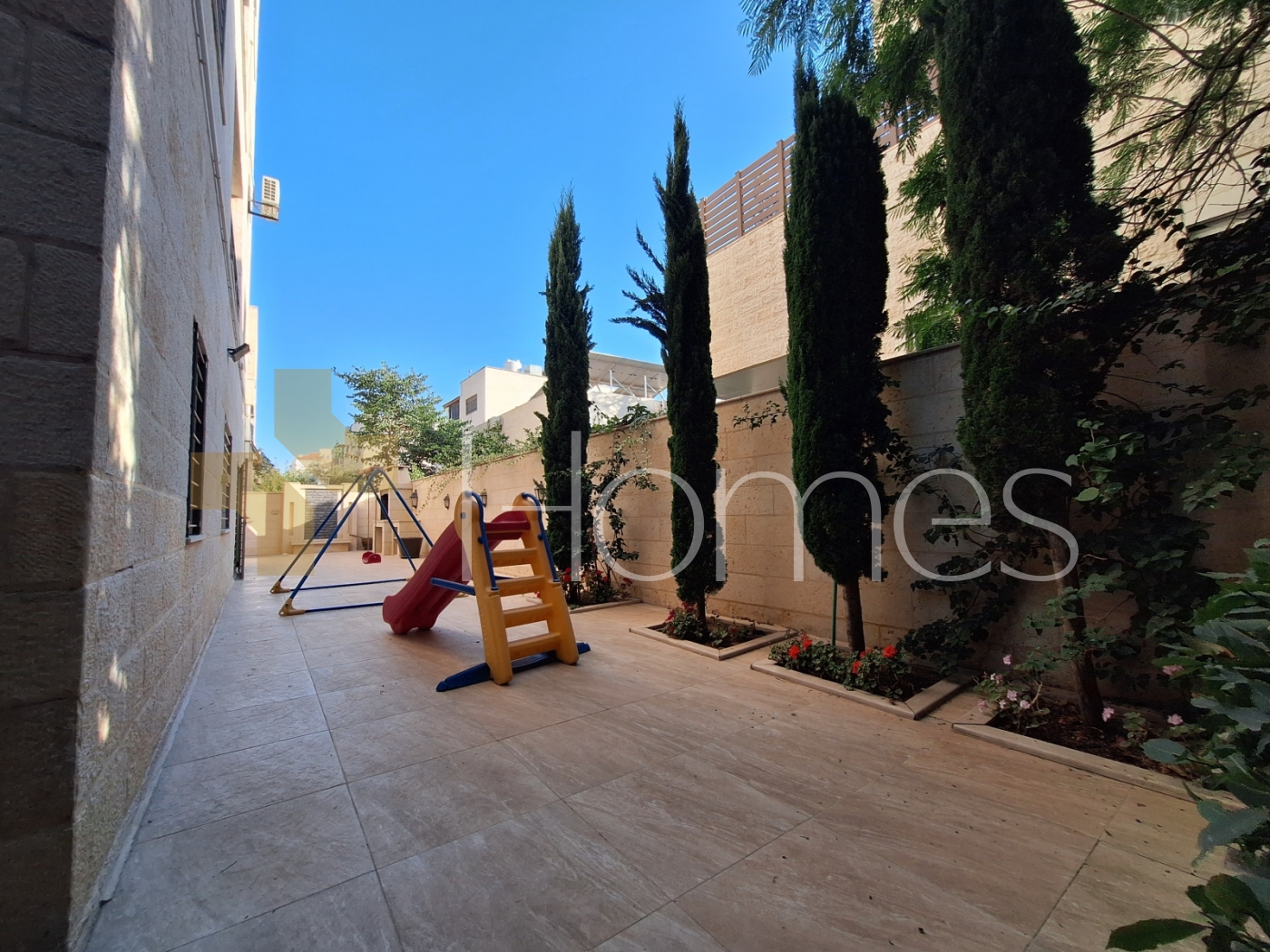 Flat and duplex ground floor apartment with private garage for rent in