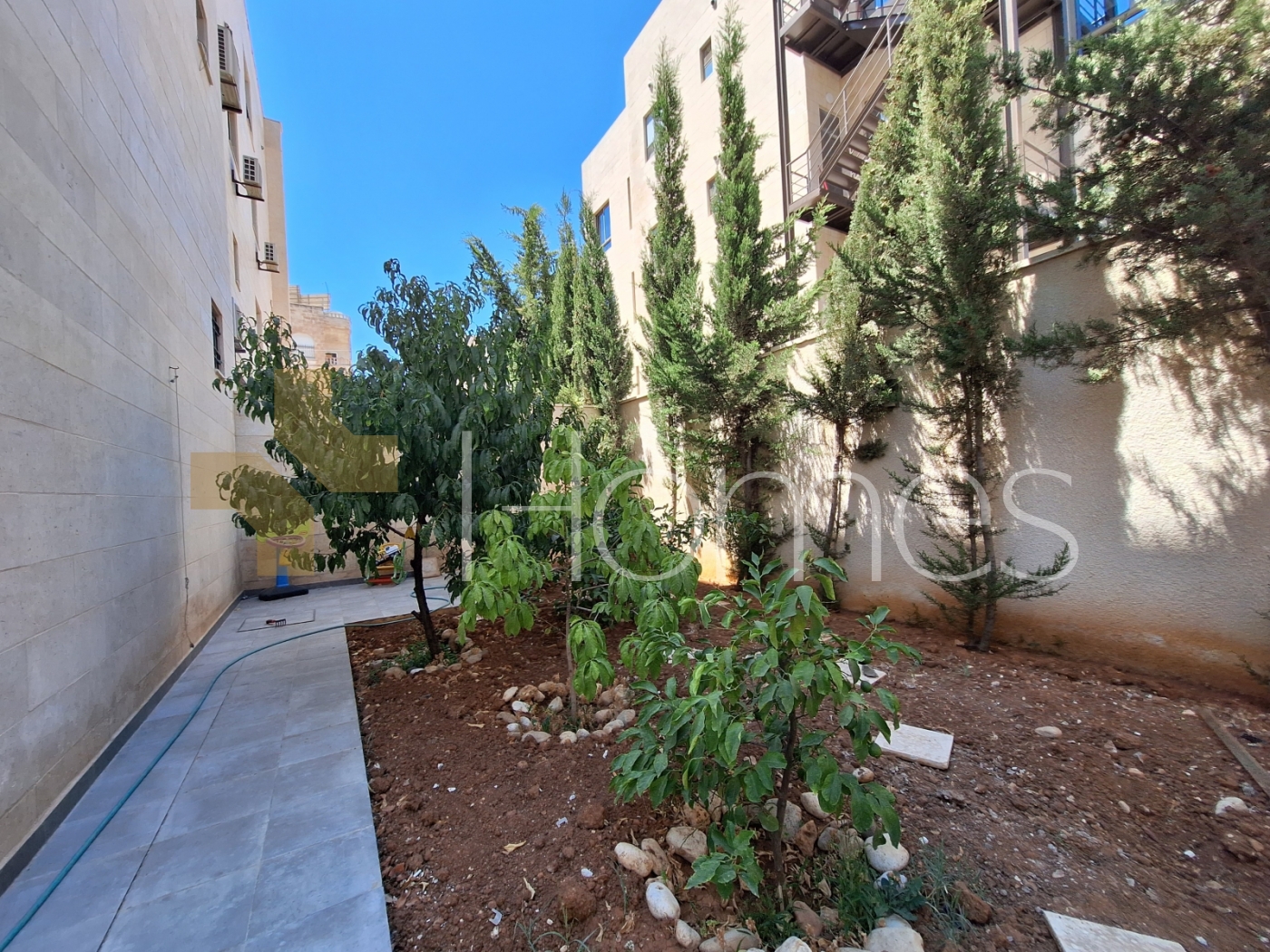 Ground floor apartment with a garden for rent in Umm Uthaina