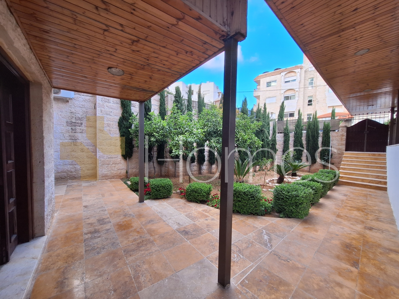 Ground floor apartment with garden for sale in Umm Al-Summaq 320m