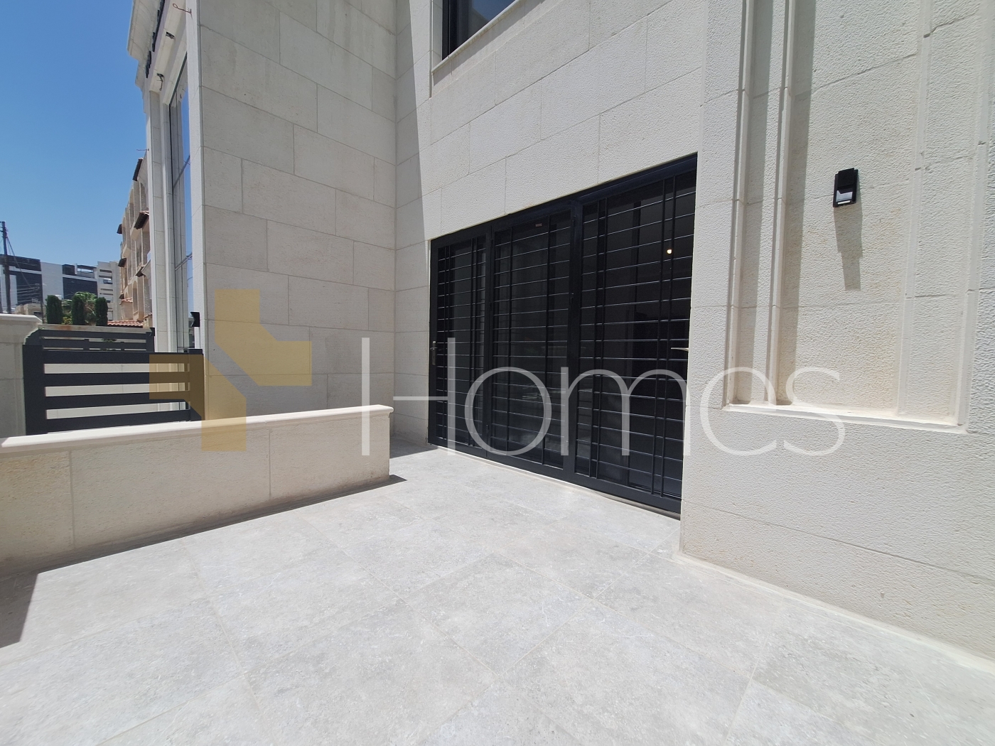 Ground floor apartment with a terrace for sale in Umm Al-Summaq 190m