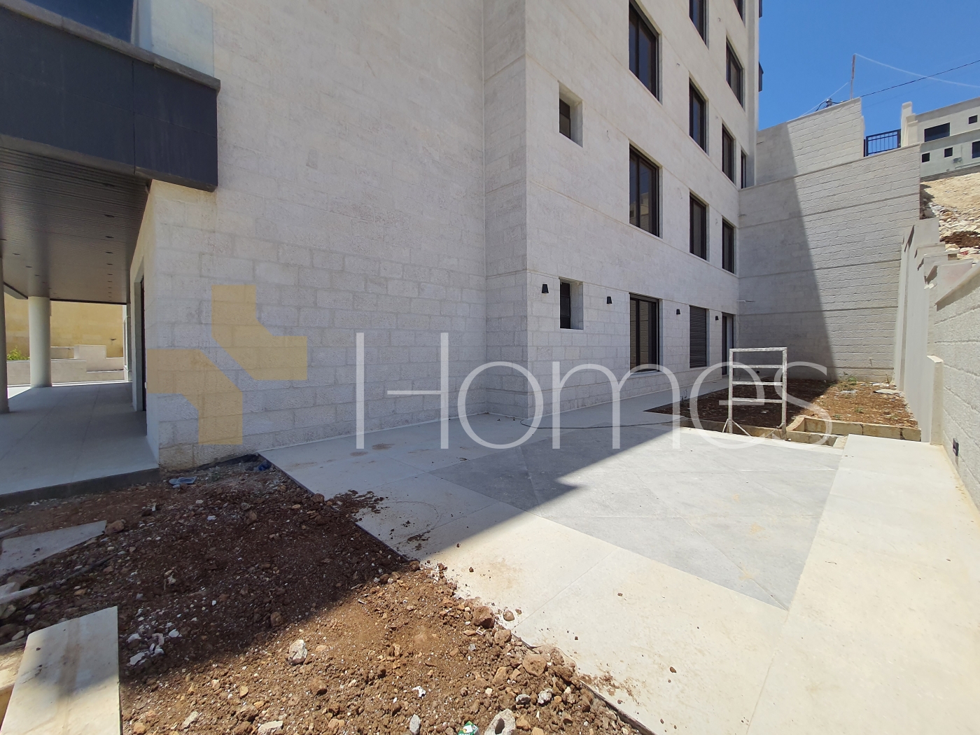 Apartment with a garden for sale on Airport Road, an area of 400m