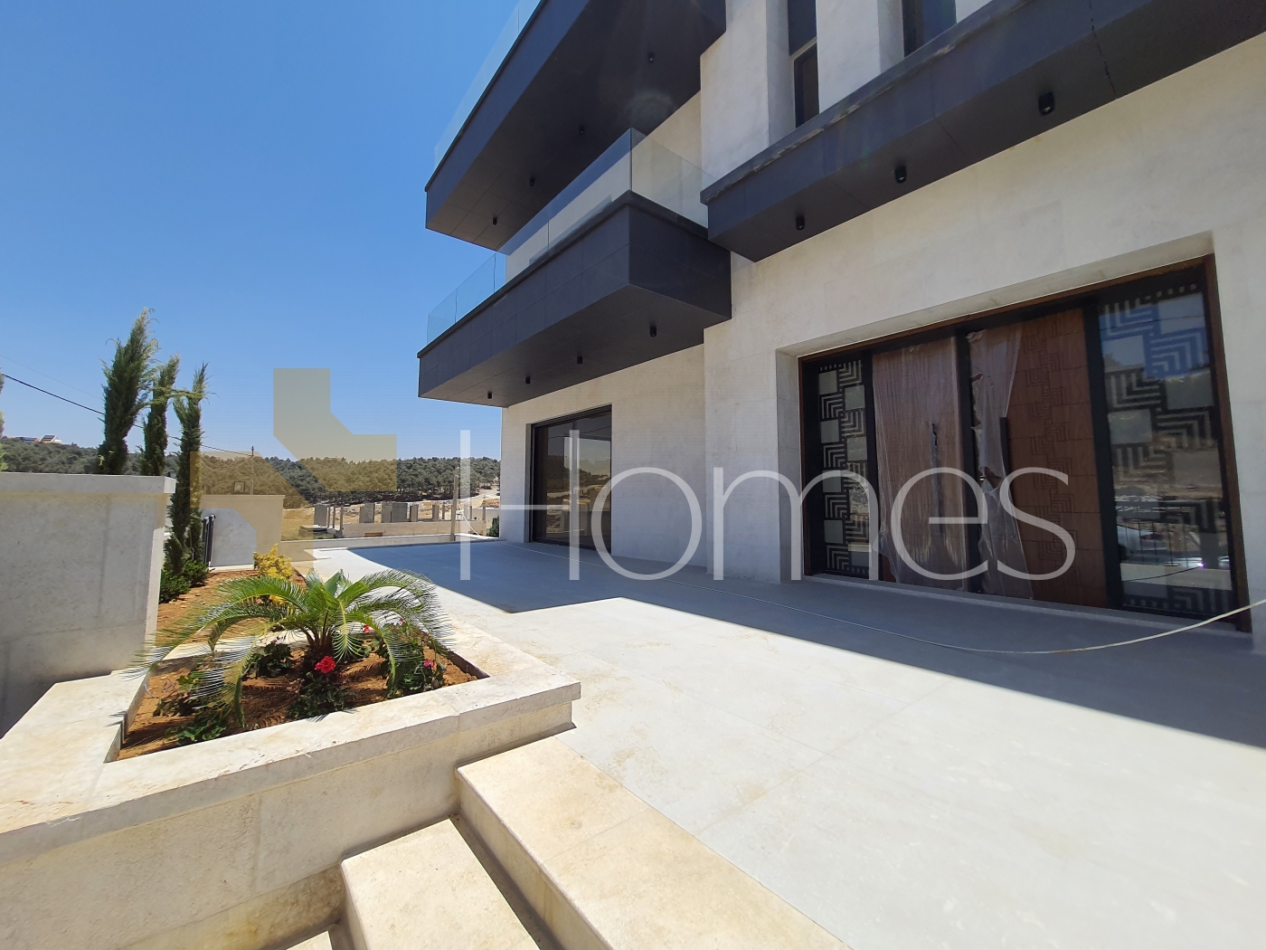 Ground floor within a private area for sale on Airport Road, 400m