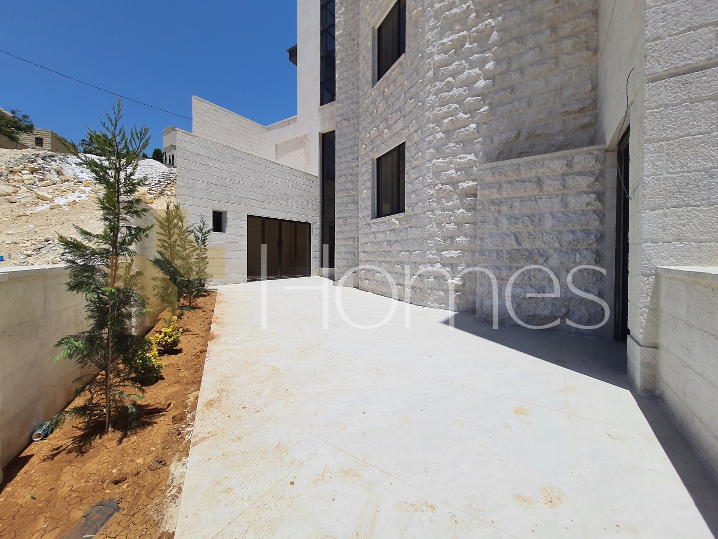 Flat 1st floor - all rooms are master - for sale on Al-Huwaiti, 400m