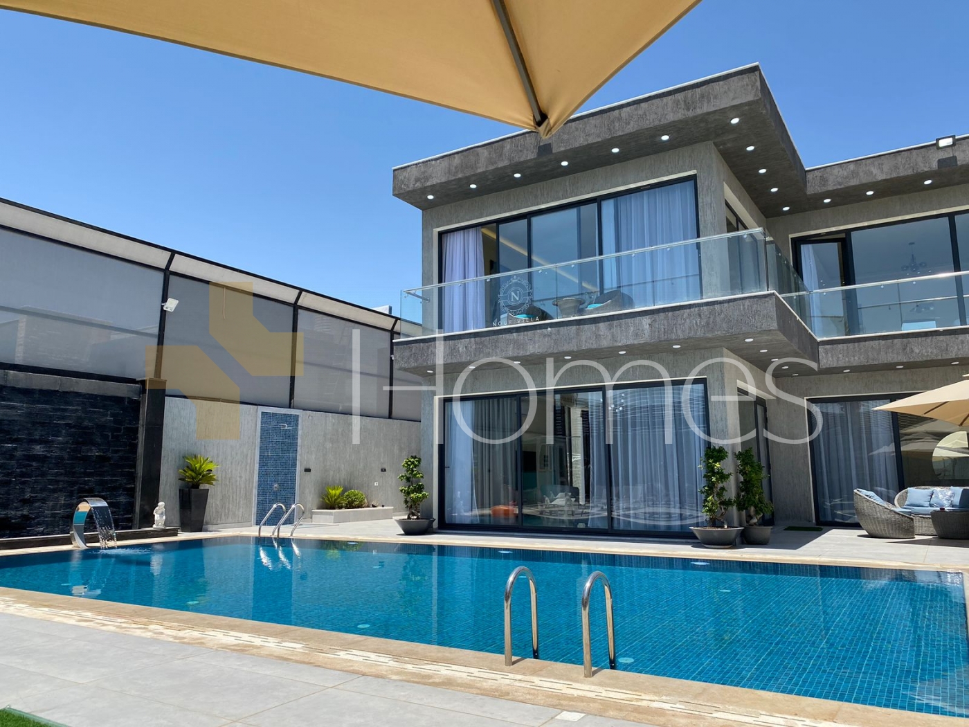 مزرعة مع مسبح للبيع في البحر الميت بمساحة ارض 705م