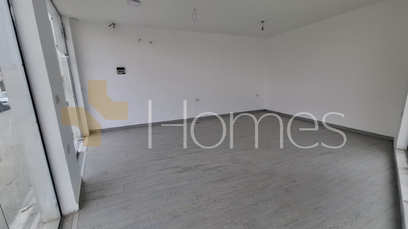 Showroom with on a main st for sale in the 7th Circle, area of 80m