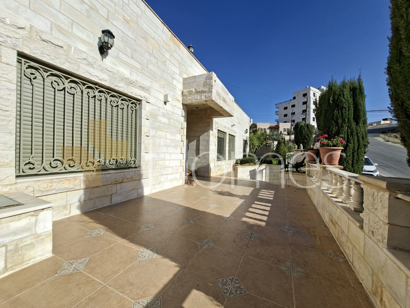 Flat villa with a high view for sale in Marj El Hamam, with a land area of 780m