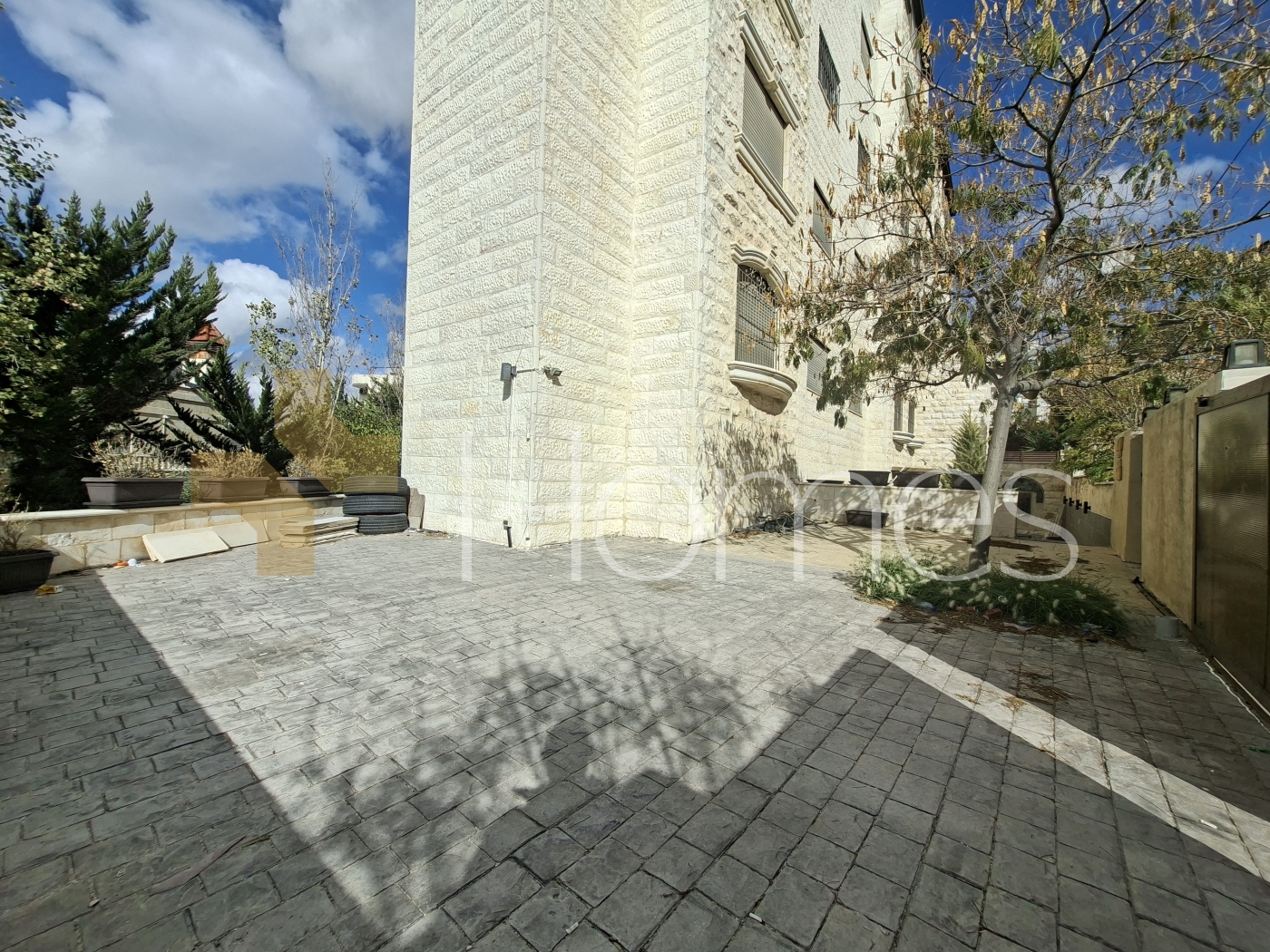 Apartment with terrace for sale in Qaryet Al-Nakheel, area of 210m