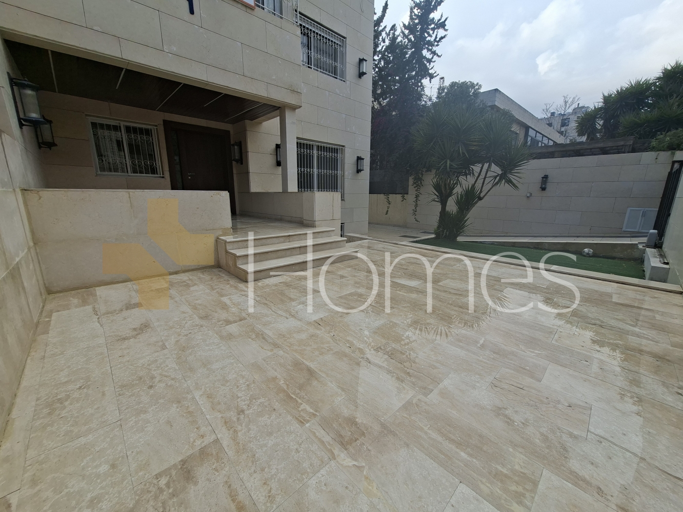 Attached villa for sale in Sweifeyeh with a building area of 550m