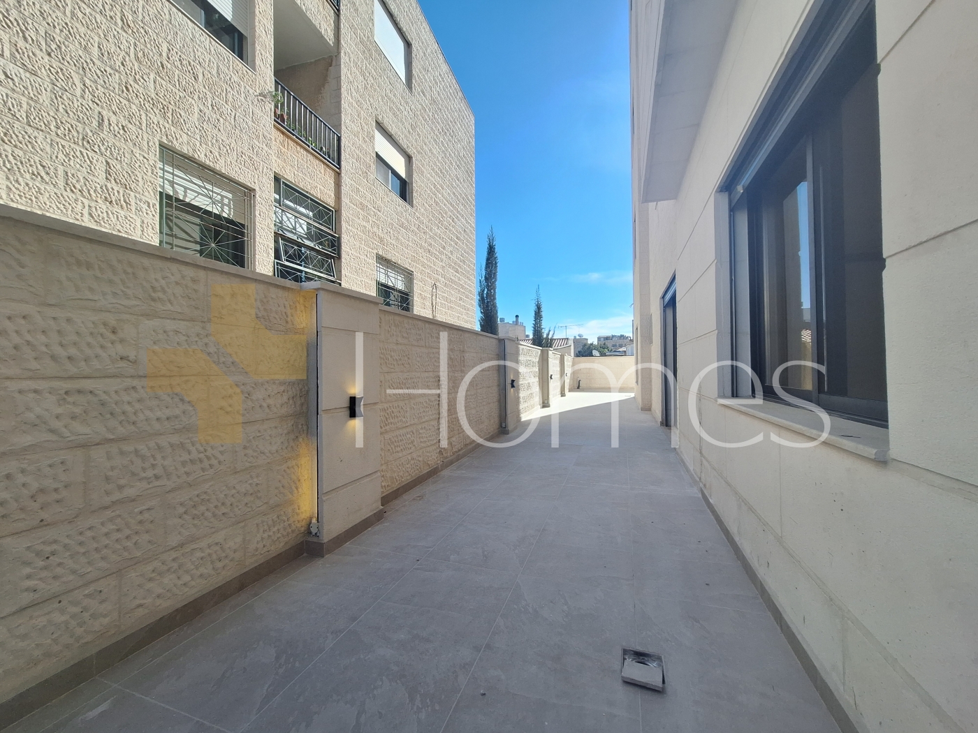 Ground floor apartment with garden for sale in Dair Ghbar 185m