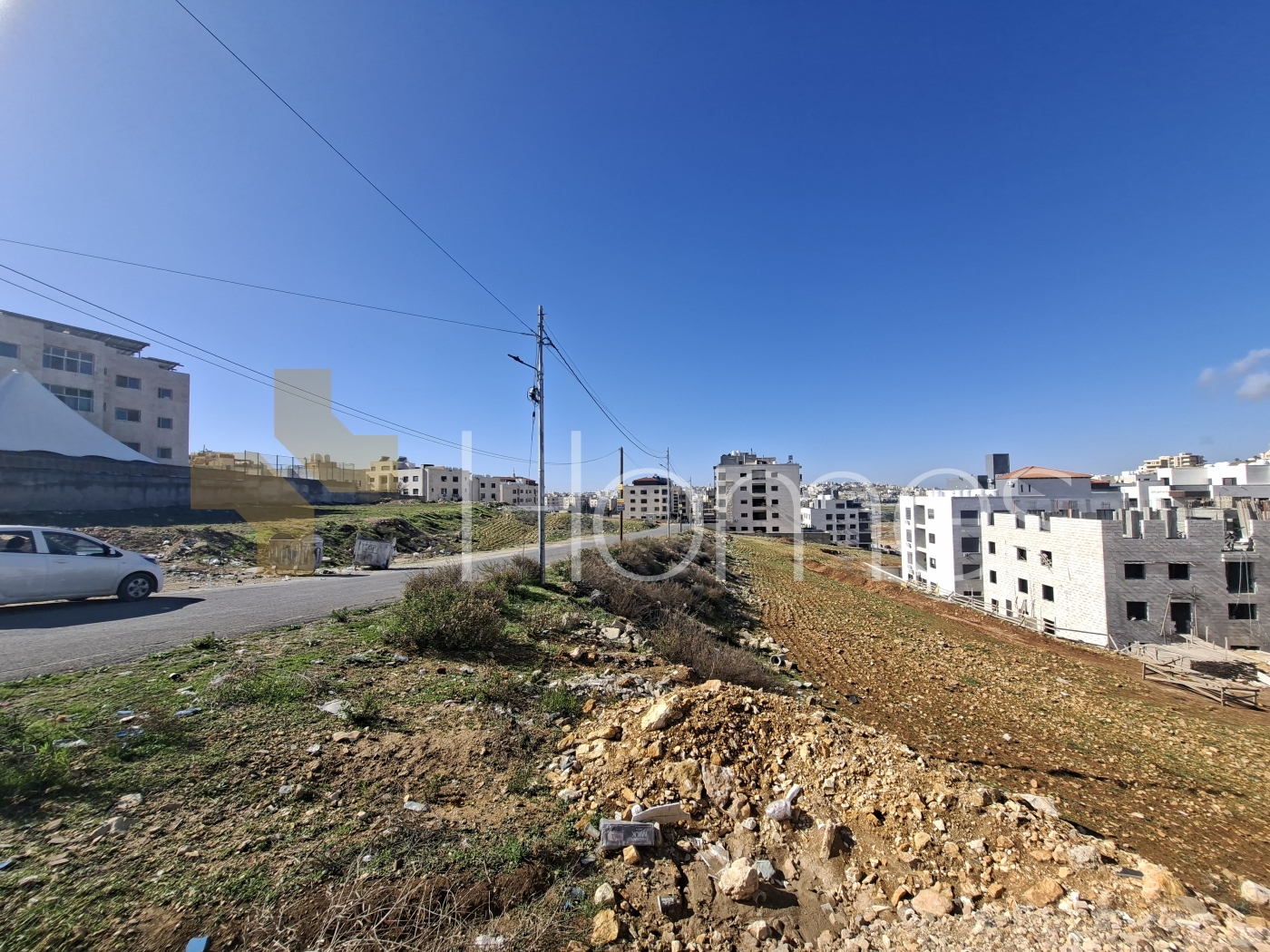 ارض للبيع باطلالة عالية على شارعين في حي الصحابة بمساحة ارض 890م