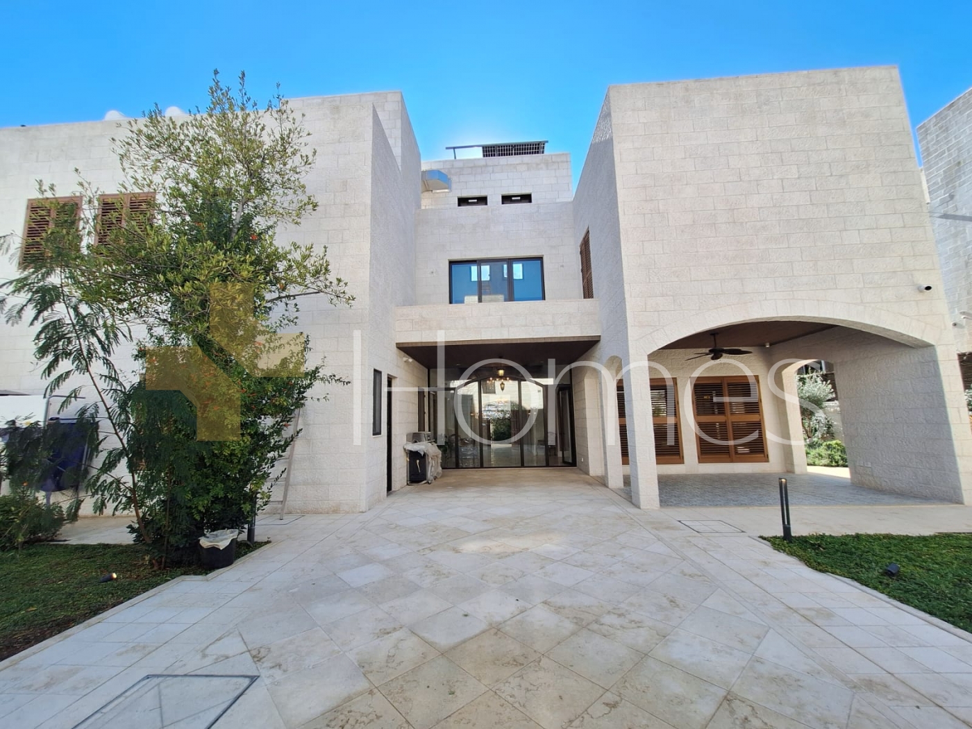 Standalone villa for sale in Abdoun, with a land area of 980m