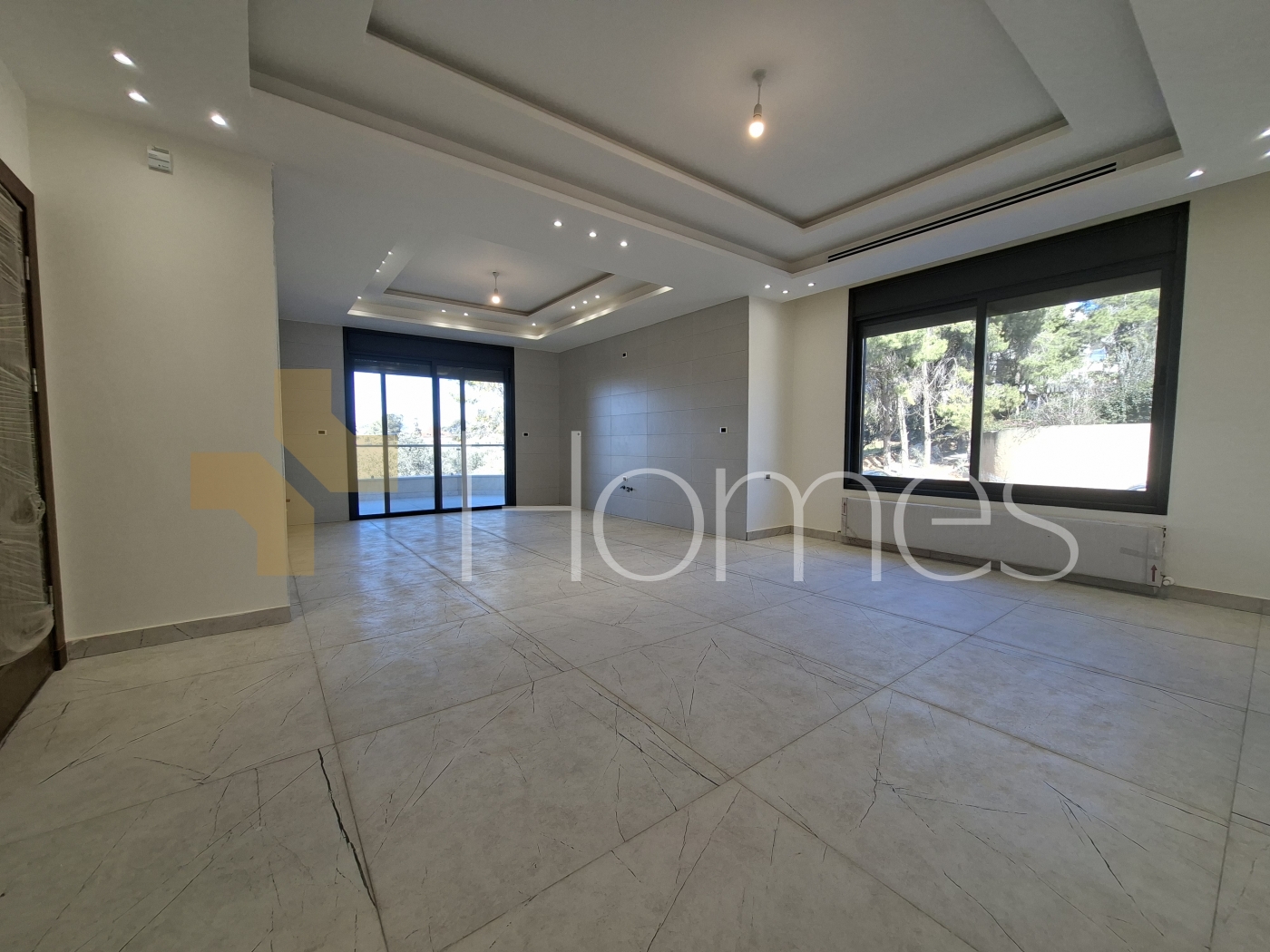 شقة طابق اول على شارعين ضمن منطقة السكن الخاص للبيع في مرج الحمام، بمساحة بناء 203م