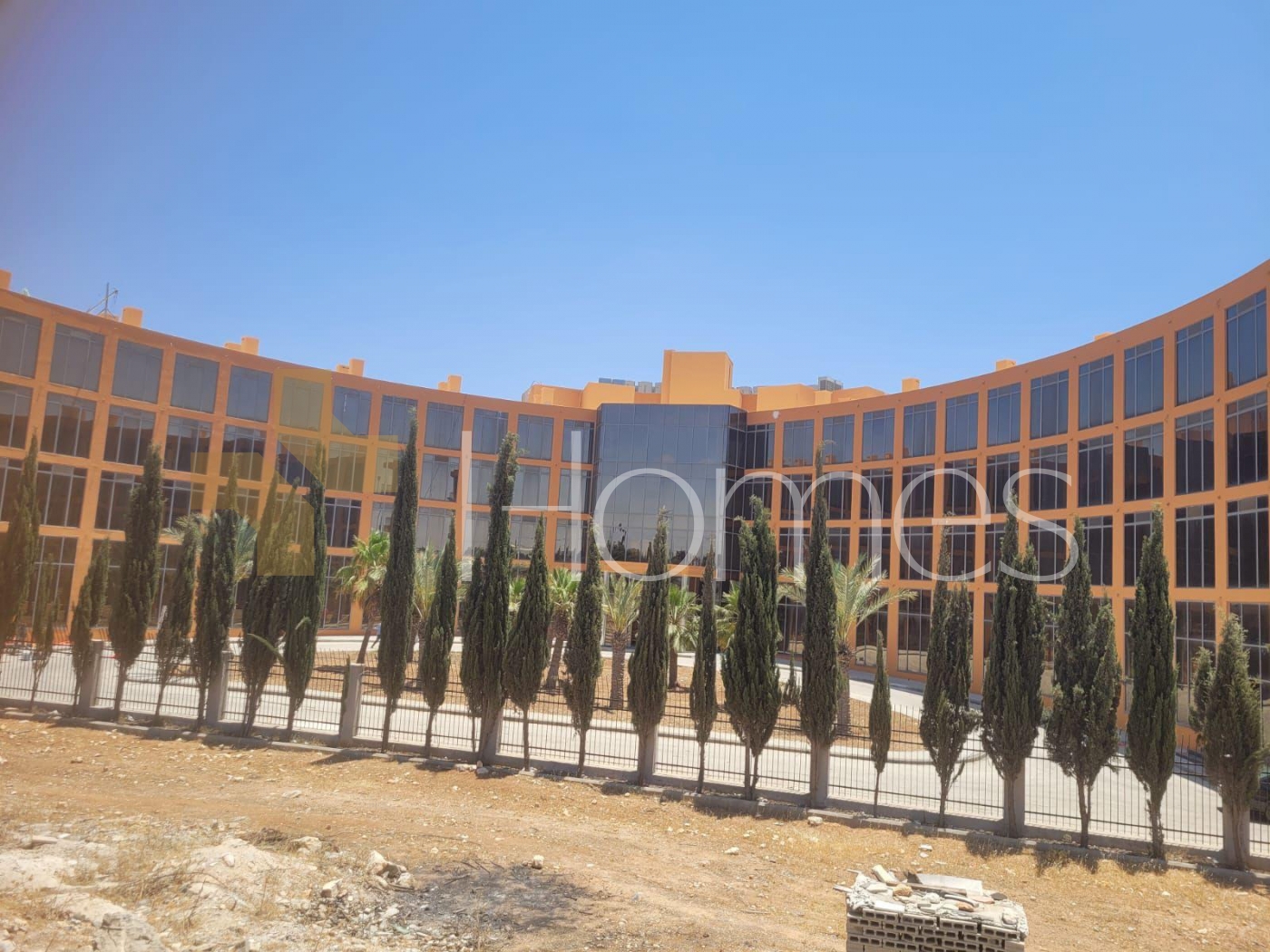 فرصة للاستثمار مميزة لانشاء جامعة او مستشقي للبيع في طريق المطار