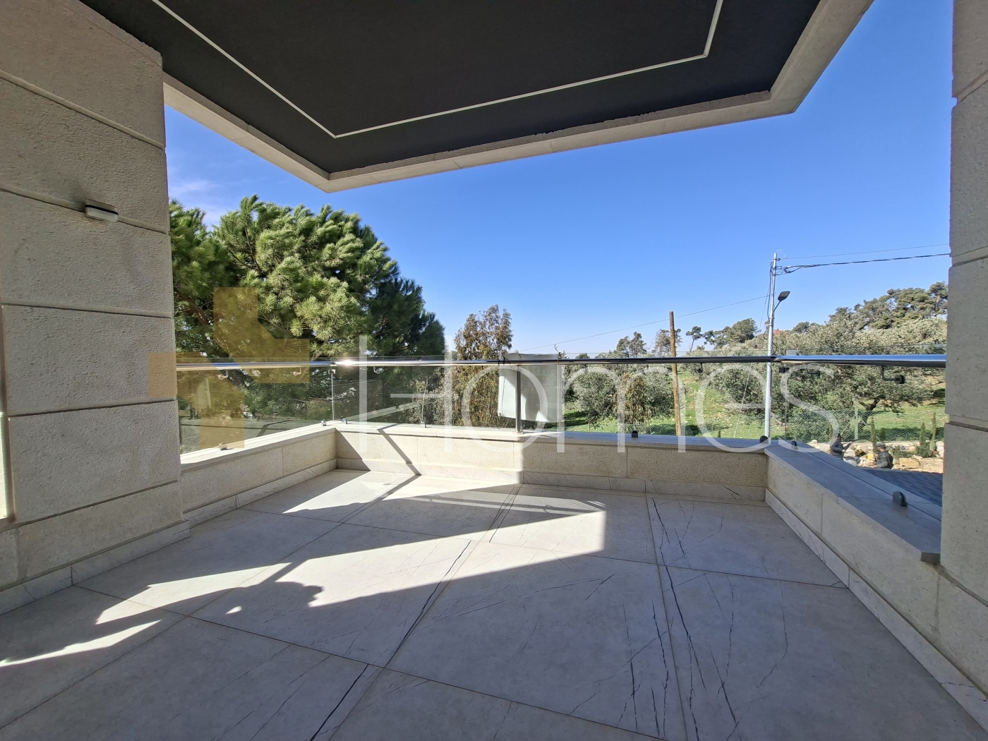 شقة ارضية معلقة مع ترس للبيع في مرج الحمام، بمساحة بناء 215م