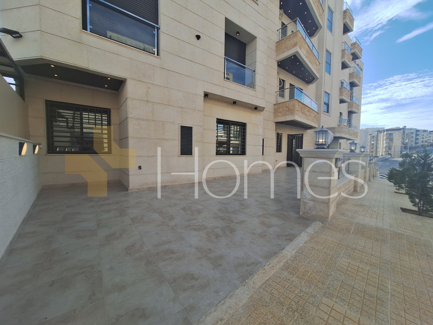 شقة ارضية مع ترس للبيع في دير غبار بمساحة بناء 95م