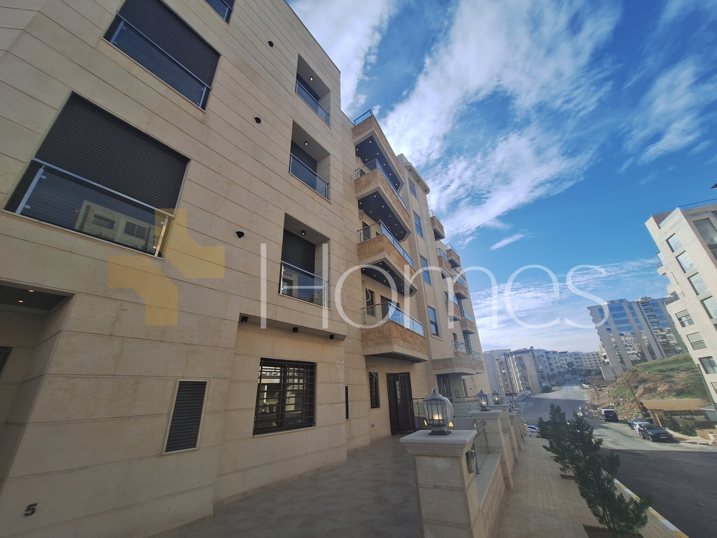 شقة مع كراج خاص للبيع في دير غبار بمساحة بناء 95م