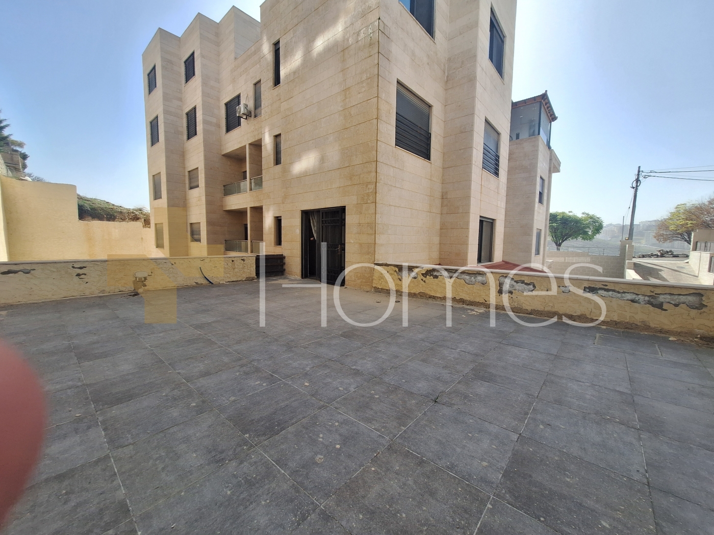 شقة ارضية مع ترس للبيع في عبدون بمساحة بناء 109م