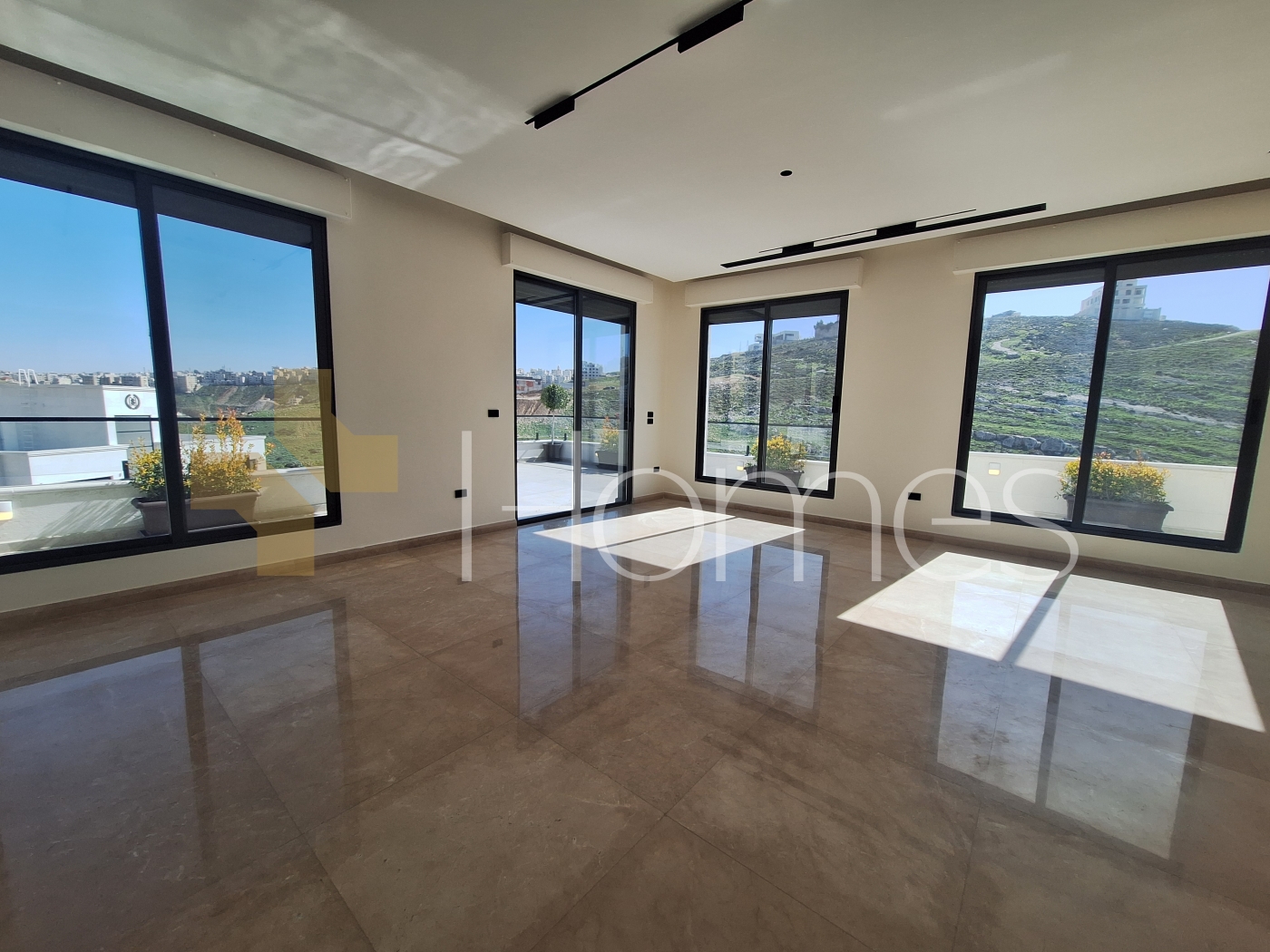 شقة طابق ثاني للبيع في عبدون بمساحة بناء 300م