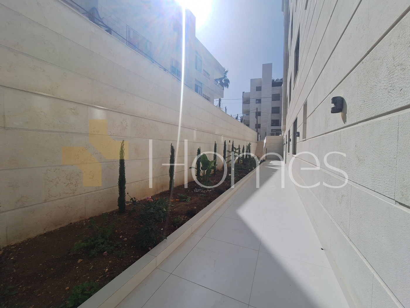 Apartment with a garden for sale in Umm Uthaina 212m