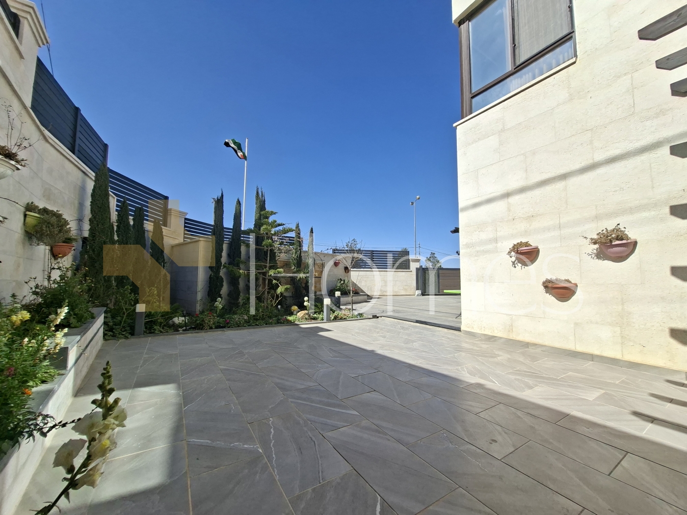 Furnished apartment with garden for sale in Al-Thuhair, area of 262m