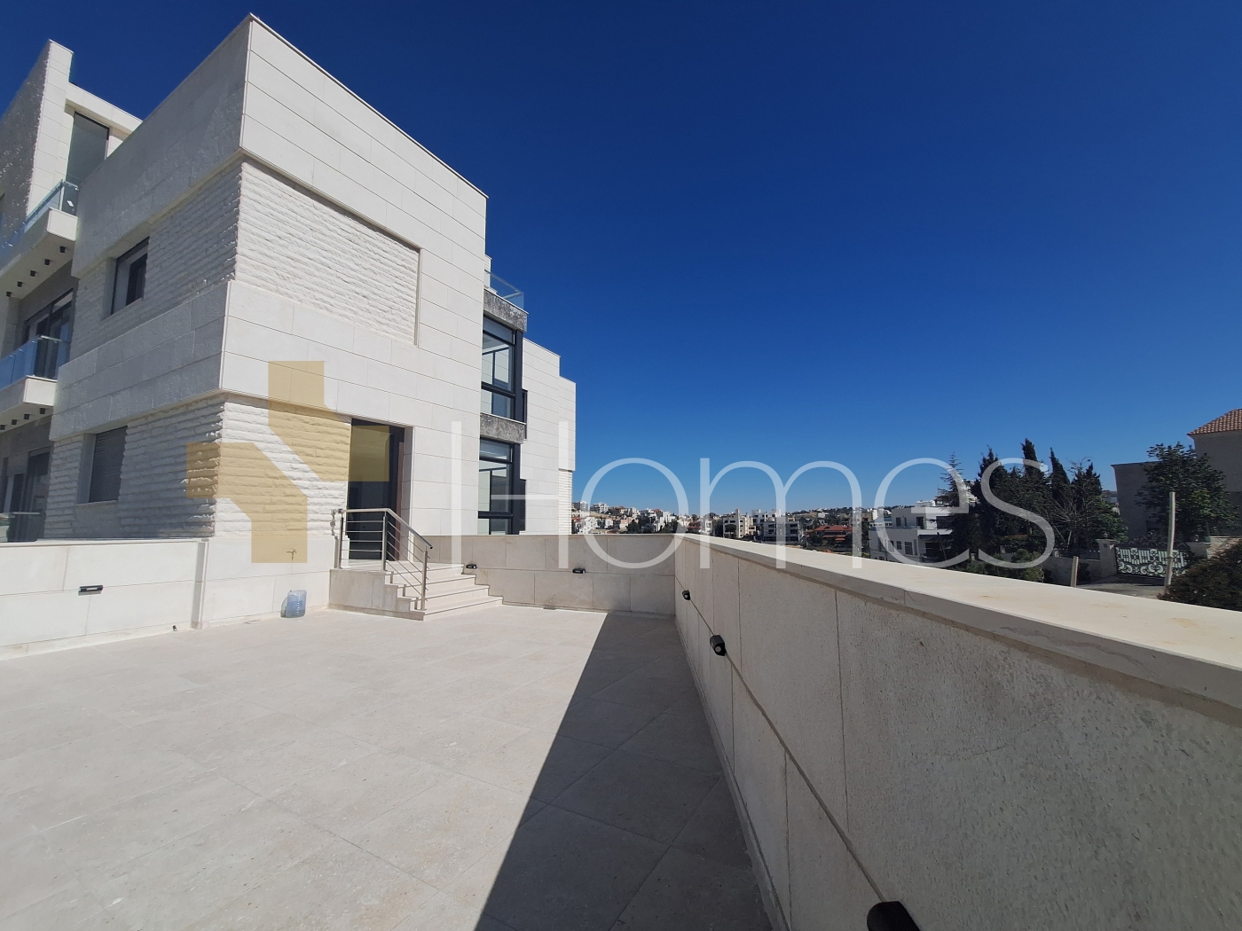 Ground floor apartment with terrace for sale in Dabouq 215m