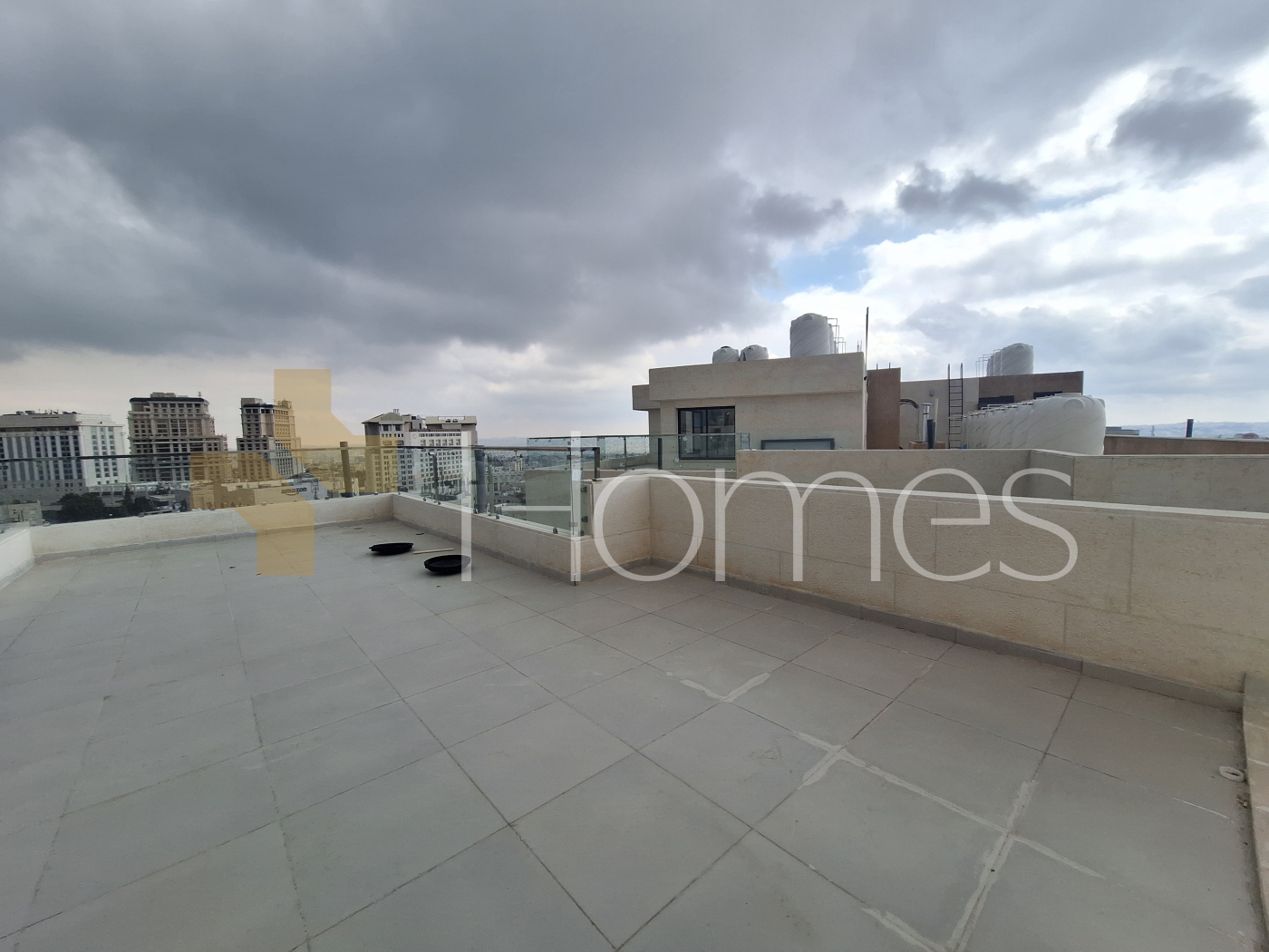 Duplex apartment with a roof and terrace for sale in Umm Uthaina 180m