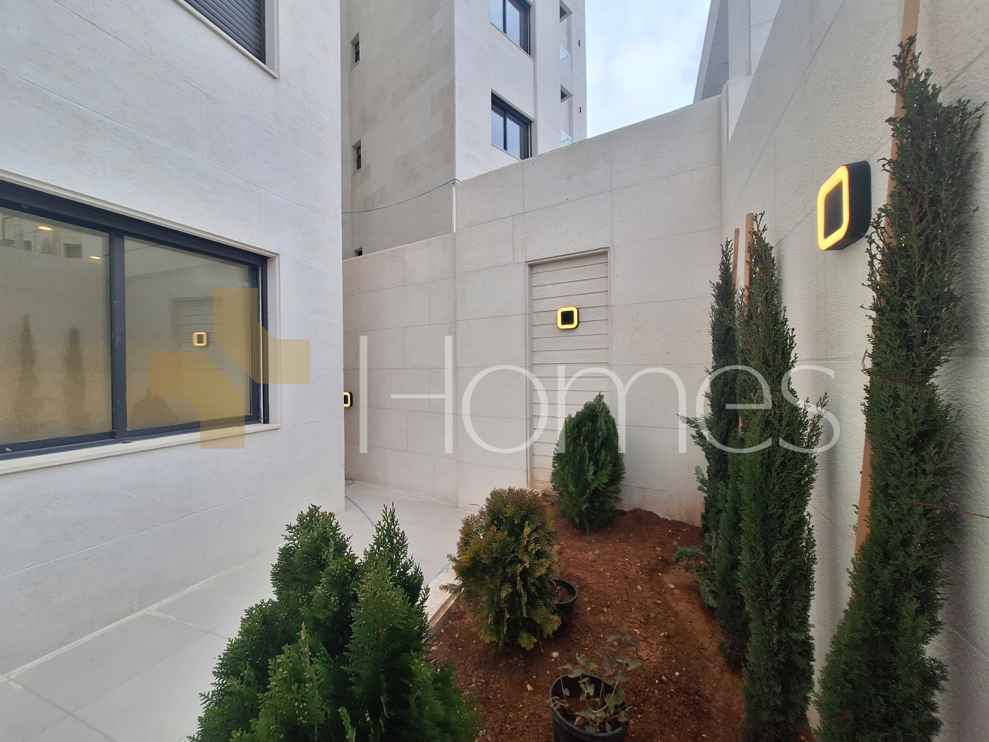 Apartment with private garage for sale in Umm Uthaina 180m