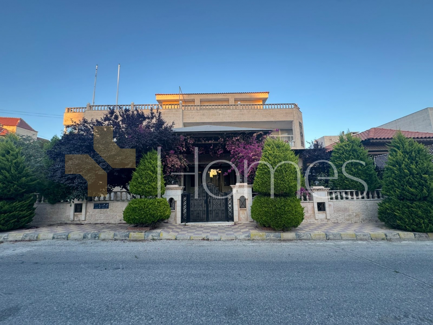 فيلا مستقلة مع مسبح للبيع في عبدون بمساحة بناء 1160م