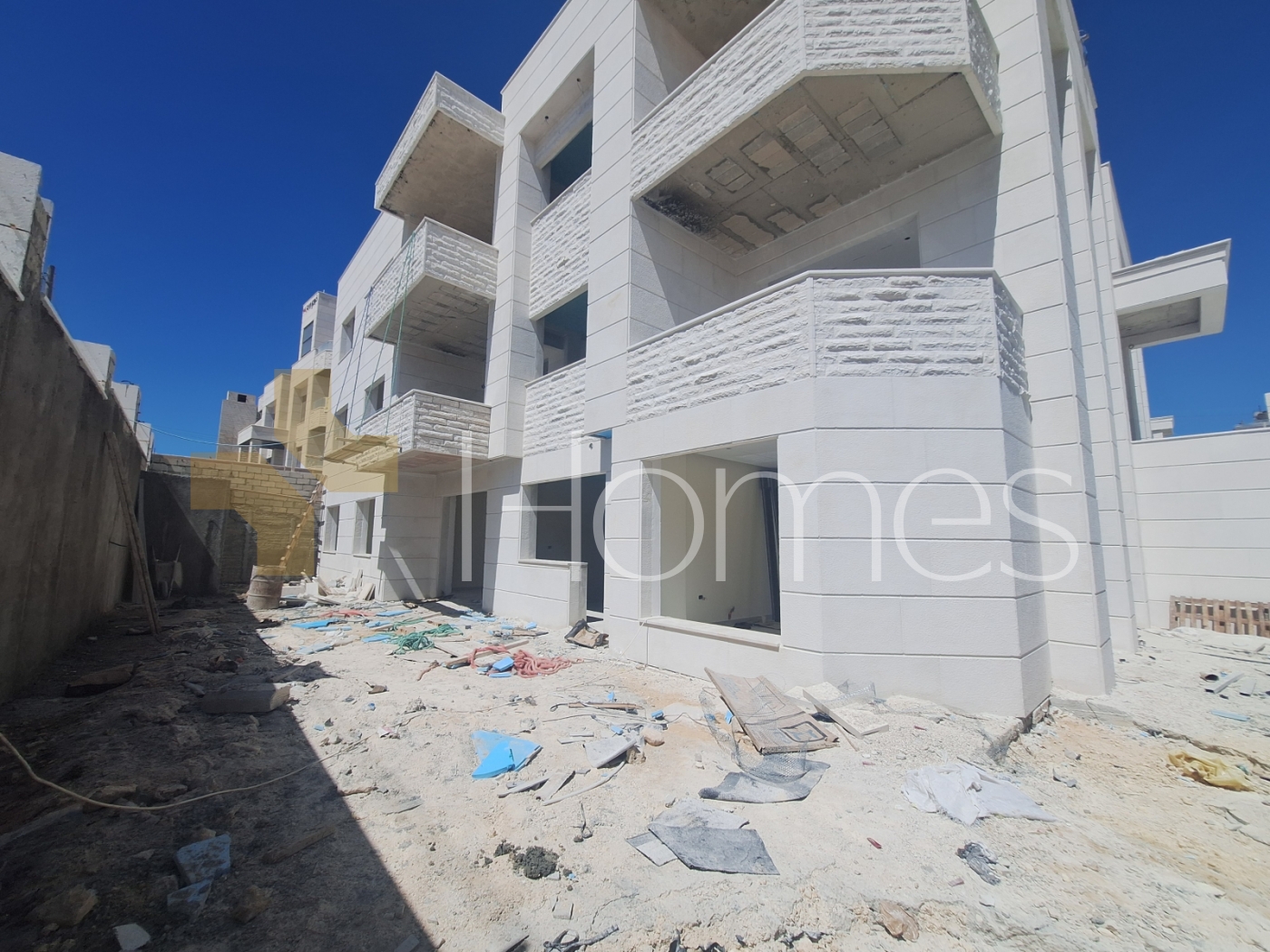 شقة ارضية مع حديقة للبيع في الحمر بمساحة بناء 235م
