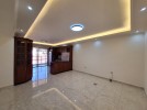شقة مع ترس للايجار في عبدون بمساحة بناء 220م
