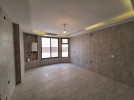شقة ارضية معلقة للايجار في دير غبار بمساحة بناء 190م