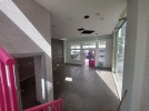 Commercial showroom with attic an for rent in 7th Circle, of 105m