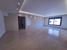 شقة طابق ثاني للايجار في عبدون بمساحة بناء 490م