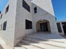 Standalone villa for rent in Abdoun, with a building area of 1500m